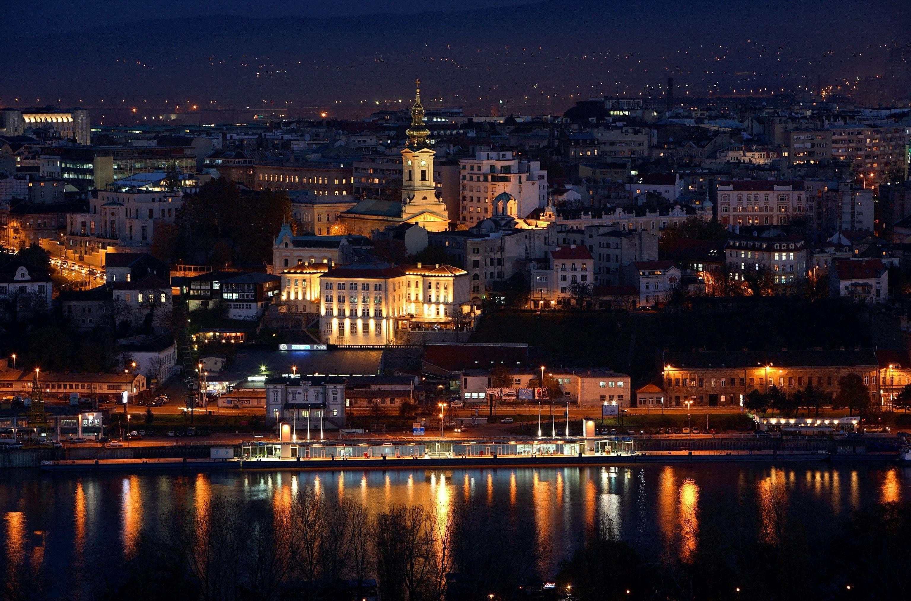 Noćni pogled na Beograd sa Kalemegdana ka ušću Save u Dunav