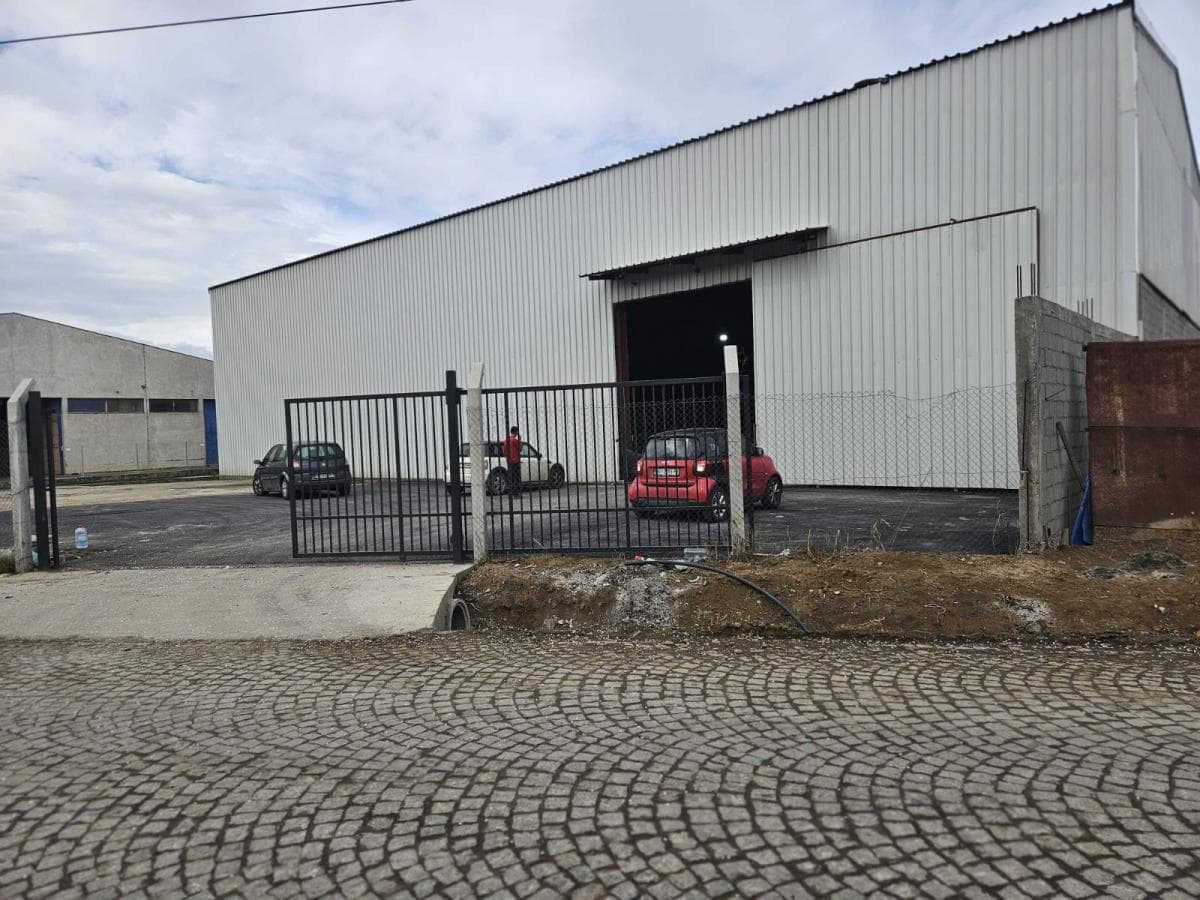 Poslovni prostor, Surčin, 600 m²